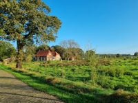 huis in de zon vanaf weggetje